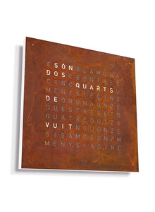 Zegar Qlocktwo Earth 45 Rust w języku katalońskim