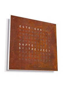 Zegar Qlocktwo Earth 45 Rust w języku rumuńskim