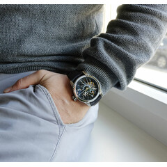 Zegarek z tarczą, przez którą widać mechanizm Auguste Reymond