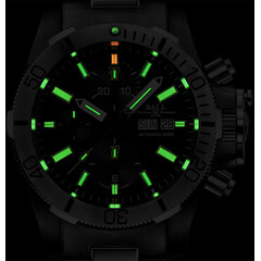 Tarcza zegarka w ciemności Ball Engineer Hydrocarbon Submarine Warfare Chronograph.