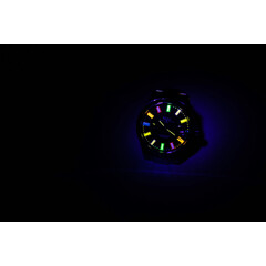 Kolorowe podświetlenie indeksów w zegarków Caring Edition