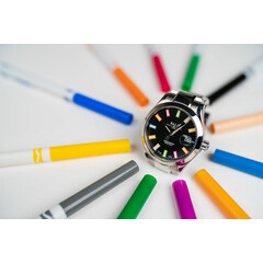 Tarcza z kolorowymi indeksami w zegarku Ball Caring Edition