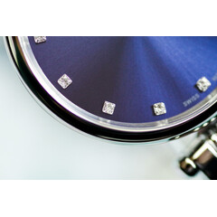 Kryształki na tarczy zegarka Doxa
