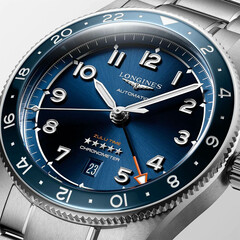 Ceramiczny niebieski pierścień w zegarku Longines Spirit Zulu Time L3.812.4.93.6