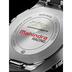 Logo Mahindra Racing na deklu.