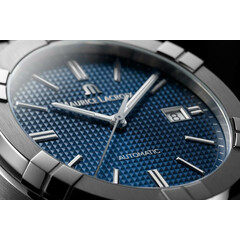 Pięknie zdobiona tarcza w zegarku Maurice Lacroix Aikon Automatic 42 mm AI6008-SS001-430-1