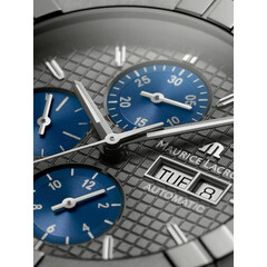 Szara tarcza z niebieskim chronografem w zegarku Maurice Lacroix Aikon Automatic Chronograph Titanium AI6038-TT030-330-2