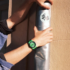 Zegarek z zieloną tarczą Maurice Lacroix.