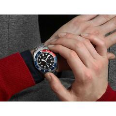 Zegarek Seiko Prospex Solar Diver SNE591P1 na ręce