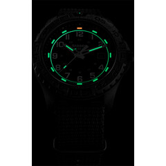 Podświetlenie zegarka Traser P96 Evolution Black 108673 w półmroku