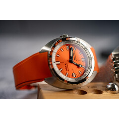 Pomarańczowy zegarek Doxa