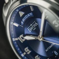 Niebieska tarcza zegarka Davosa
