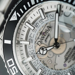 Bezel z ceramiką w zegarku Davosa