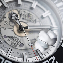 Szkieletowa tarcza zegarka Davosa