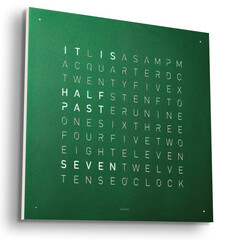 Qlocktwo Earth 45 Green Velvet zegar z miękkim wykończeniem w kolorze zielonym. Pokazuje czas w języku angielskim.