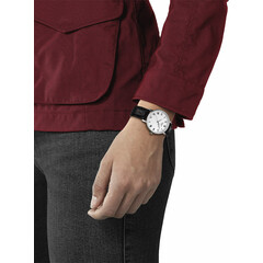 Elegancki zegarek Tissot na ręku