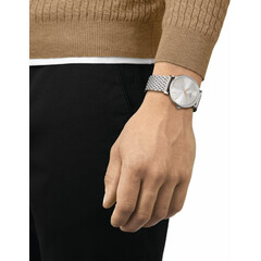 Zegarek Tissot na ręku