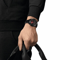 Sportowy zegarek Tissot na nadgarstku