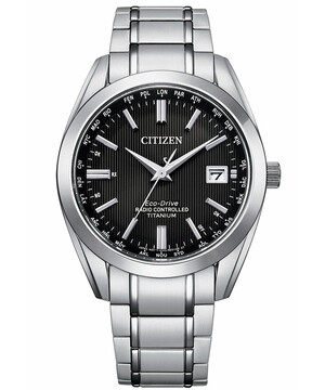 Tytanowy zegarek Citizen z czarną tarczą
