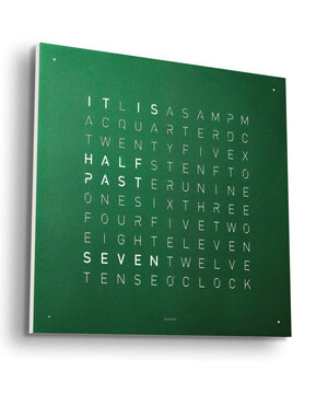 Qlocktwo Earth 45 Green Velvet zegar z miękkim wykończeniem w kolorze zielonym. Pokazuje czas w języku angielskim.