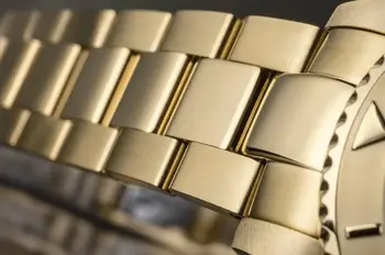 Zegarek z powłoką PVD i galwaniczną, porównanie wykończenia