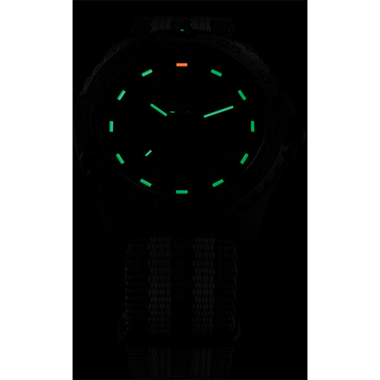 Podświetlenie zegarka Traser P96 Evolution Petrol w nocy