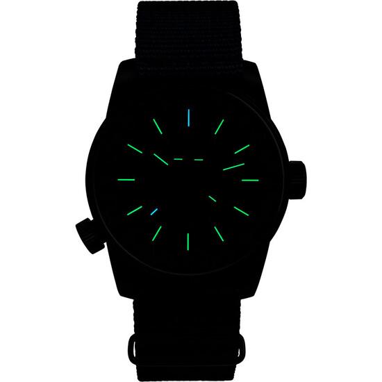Traser P68 Pathfinder GMT podświetlenie w ciemności