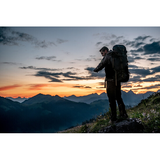 Traser P68 Pathfinder GMT Green 109035 nocą w górach.