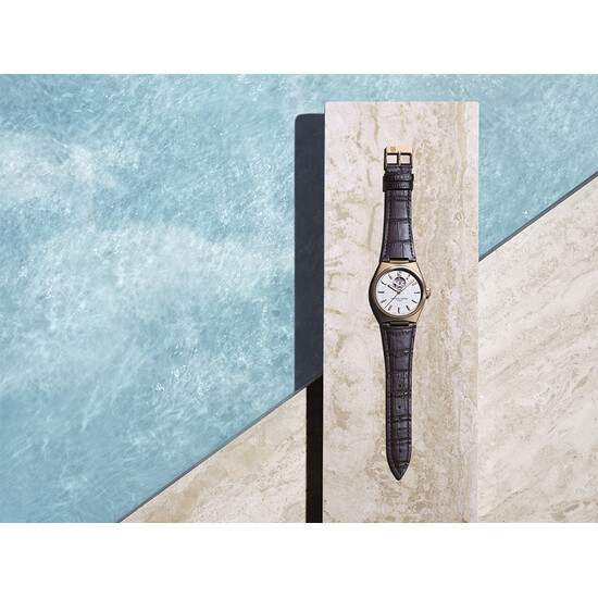 Frederique Constant FC-310V4NH4 Highlife Heart Beat zegarek z otwartym balansem.