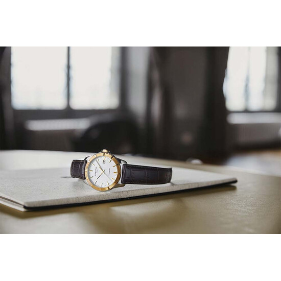 Zegarek męski na pasku skórzanym.