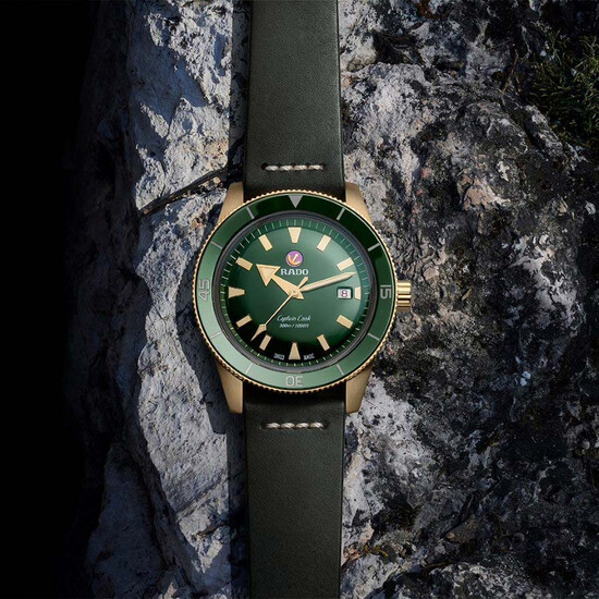 Zegarek z kopertą z brązu.