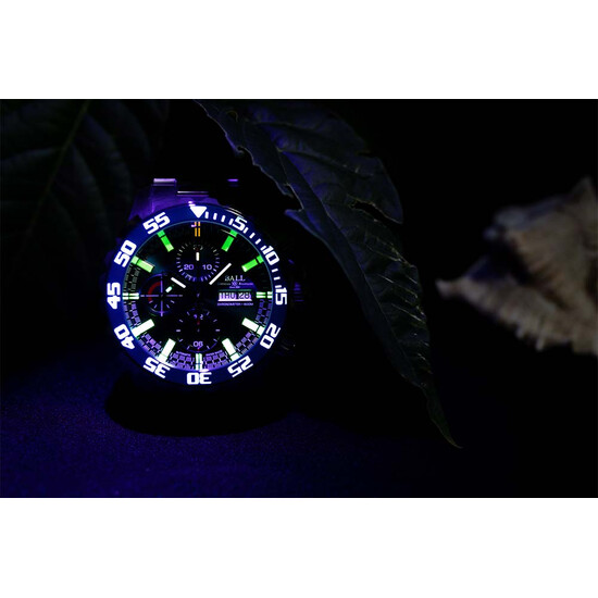 Zegarek Ball Engineer Hydrocarbon NEDU DC3026A-S3C-BE w ciemności.