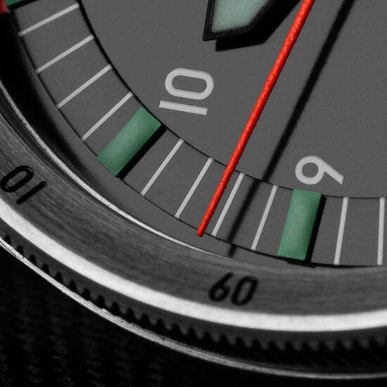 Kultowa, neonowo-pomarańczowa wskazówka sekundowa.