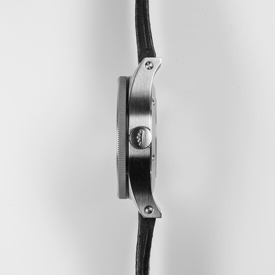 Solidna, stalowa koperta.