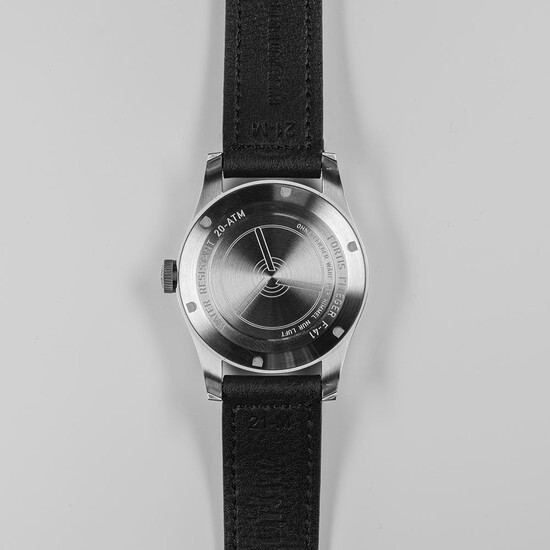 Zakręcany dekiel z ultra-grawerowaniem.