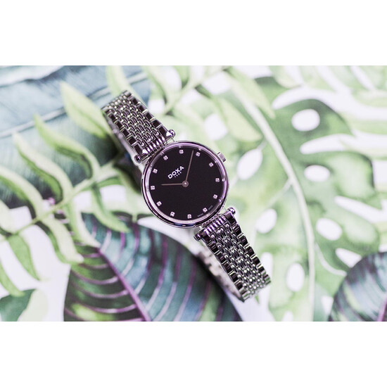 Czarna tarcza z kryształkami w zegarku Doxa