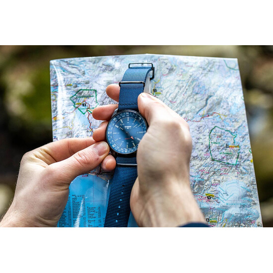 Zegarek z niebieską tarczą.