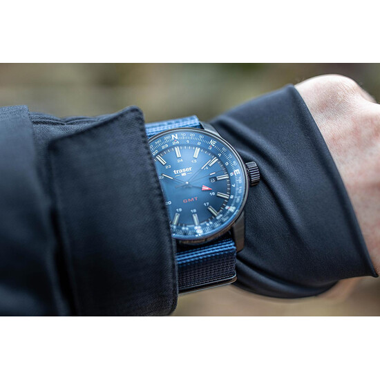 Zegarek traser na nadgarstku.