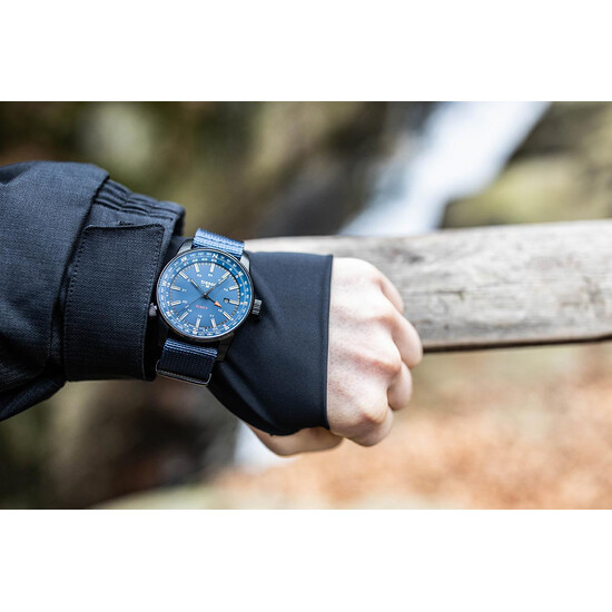 Zegarek pomocny w czasie podróży traser.