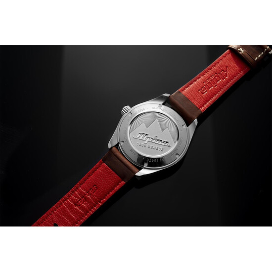 Czerwona podszewka paska.