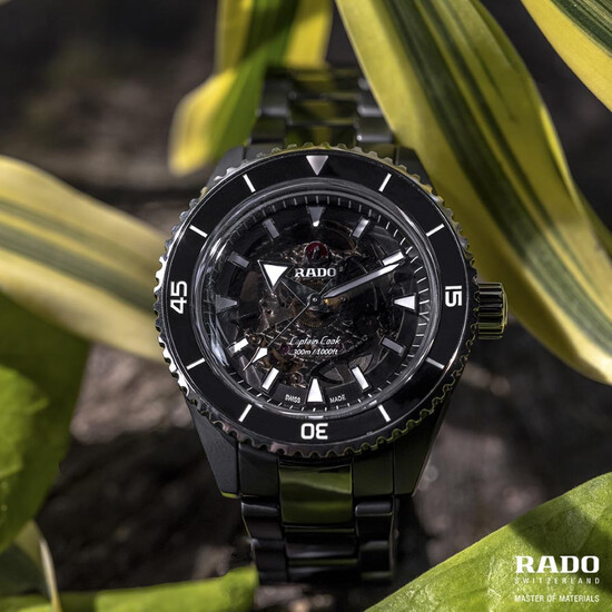 Zegarek ze szkieletową tarczą Rado.