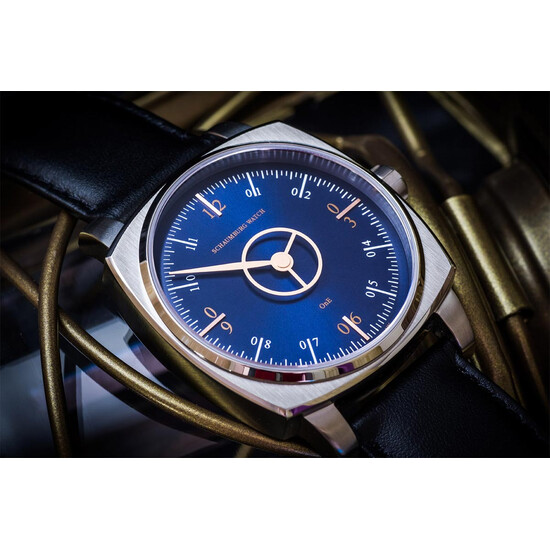 Zegarek z niebieską tarczą Sunbrust.