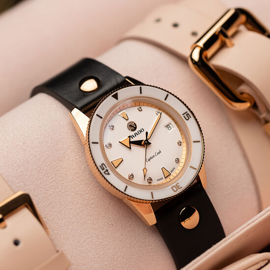 Zegarek damski na czarnym pasku skórzanym Rado.