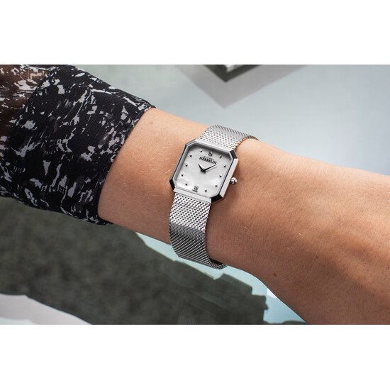 Zegarek damski Octogone na kobiecym nadgarstku