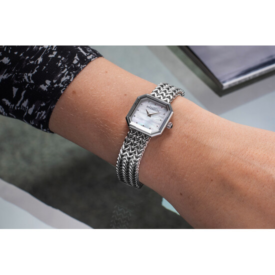 Herbelin Octogone na kobiecym nadgarstku