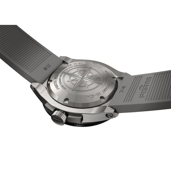 Zakręcany, grawerowany dekiel.