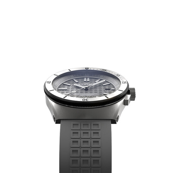 40-milimetrowa koperta ze stali recyklingowej.