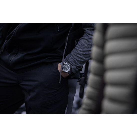 Zegarek na szarym pasku gumowym Fortis.