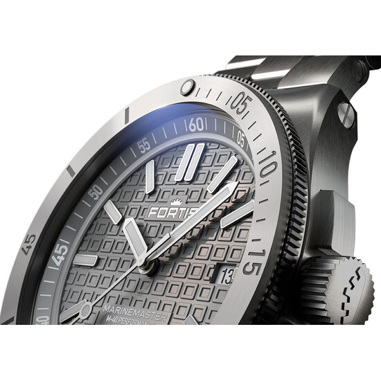 Bezel minutowy z podświetlaną kropką.