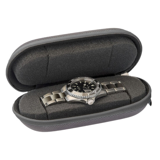 Podróżne etui zapinane na zegarek